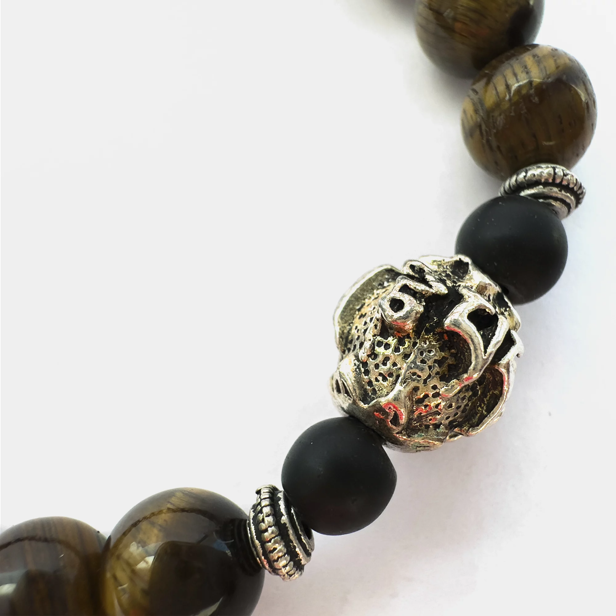 Pulseira De Olho De Tigre E Ônix Mate Com Mantra Tibetano